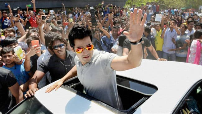 ''हॉफ गर्लफ्रेंड'' में नजर आयेंगे वरुण और कृति, देखें वीडियो