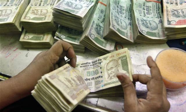 रुपये में भारी गिरावट, डॉलर के मुकाबले रुपया पहुंचा 20 माह के निचले स्तर पर