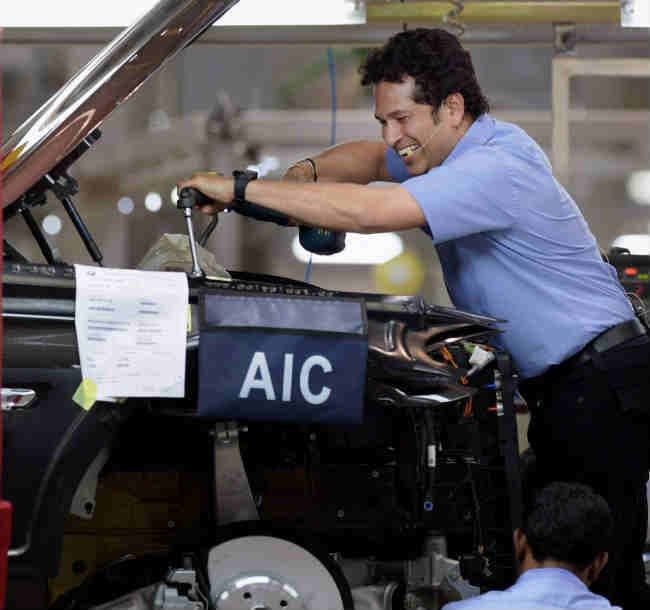 ... जब सचिन बने बीएमडब्ल्यू कार के मैकेनिक