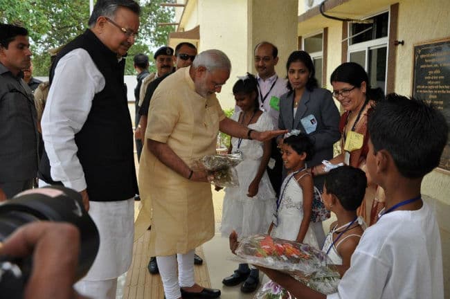 नक्सलियों के गढ में पीएम नरेंद्र मोदी ने की बच्चों से बात कहा, काम करने से तनाव होता है कम