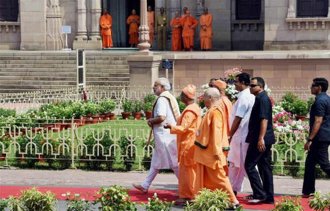 मोदी का आध्यात्मिक ब्रेक, सन्यासियों से ''घर का लड़का'' के रुप में मिले