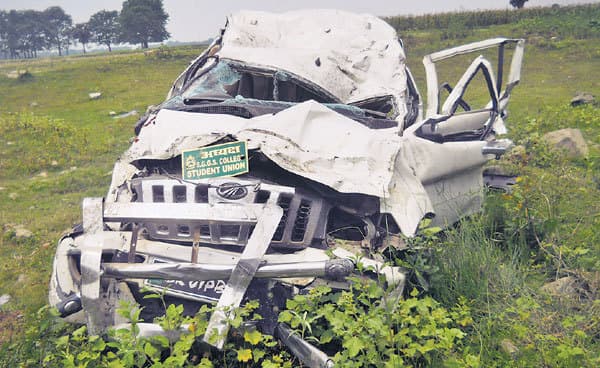 गड्ढे में गिरी स्कॉर्पियो, पटना के तीन युवक मरे