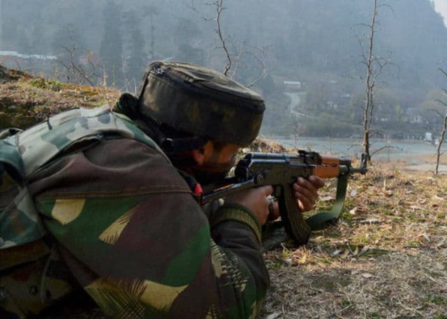 जम्मू कश्मीर में आतंकवादियों के हमले में सीआरपीएफ के दो कर्मी शहीद