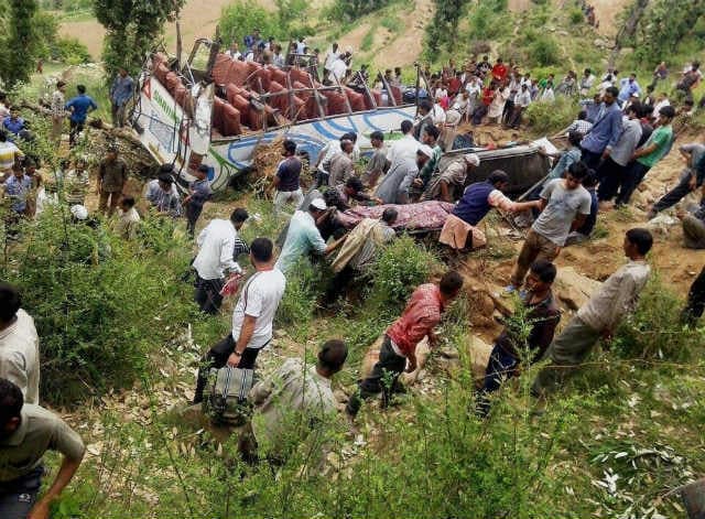 जम्मू कश्मीर : बस खाई में गिरी, 21 की मौत, 30 घायल