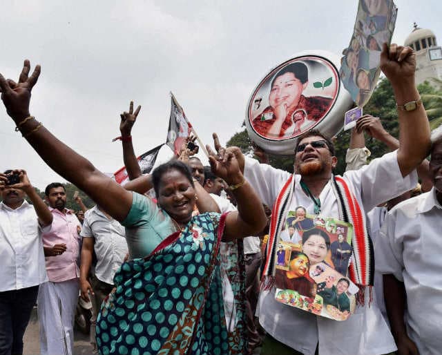 आय से अधिक संपत्ति मामले में जयललिता बरी, समर्थकों में खुशी की लहर, फिर बन सकती हैं सीएम