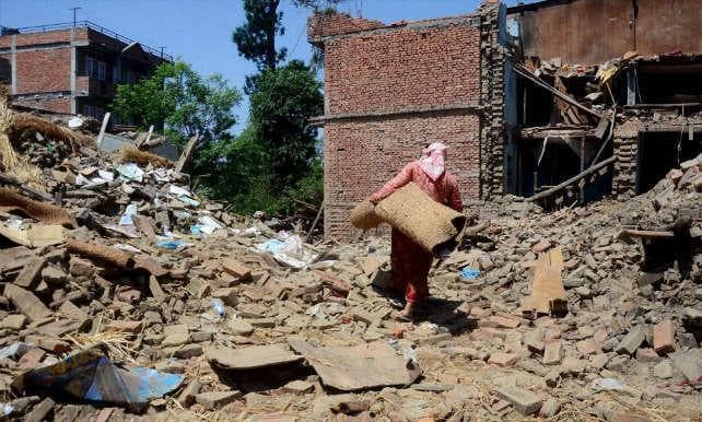 नेपाल में आए भूकंप के ताजा झटके, मृतक संख्या बढकर 65 हुई