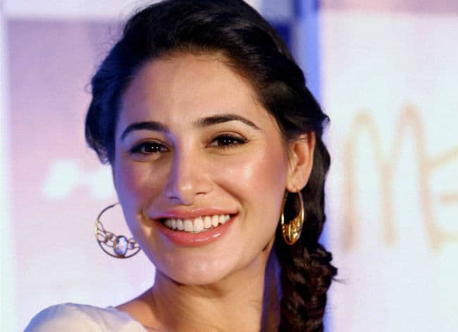 संगीता बिजलानी का किरदार निभा सकती हैं नरगिस फाखरी