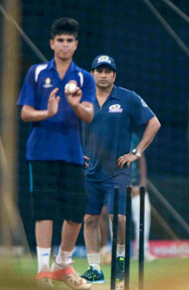 वसीम अकरम ने सचिन तेंदुलकर के बेटे अर्जुन को दिये गेंदबाजी के टिप्स