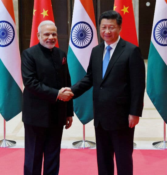 गर्मजोशी से मिले मोदी और जिनपिंग, दोनों देशों के प्रतिनिधि मंडल की हुई बैठक