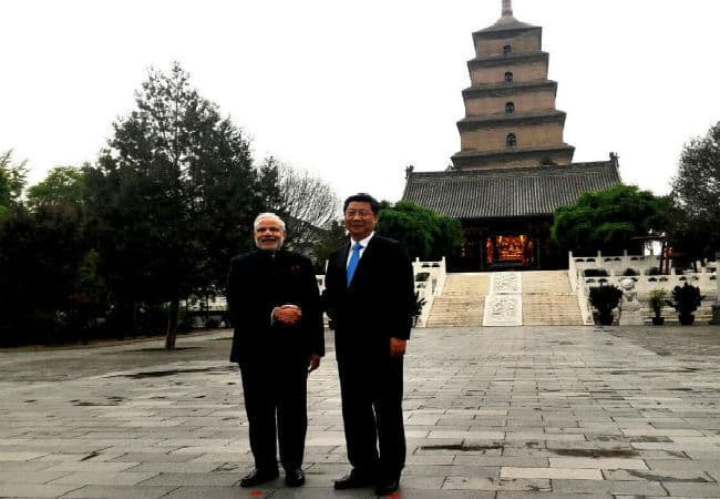 अहमदाबाद की तरह हंस पैगोडा में साथ घूमे मोदी-जिनपिंग, मोदी ने दिया बोधि-वृक्ष का उपहार