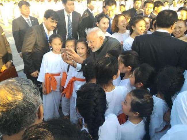 मोदी ने दिया योग, रोग और भोग पर भाषण, चीनी पीएम और बच्चों संग खूब निकाली सेल्फी