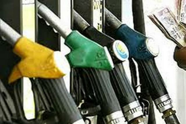 आम आदमी को मंहगाई का झटका, पेट्रोल 3.13 रुपए व डीजल 2.71 रुपए महंगा