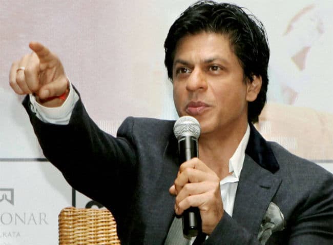 मुंबई में तीन साल बाद स्टेडियम में आकर शाहरुख ने देखा मैच