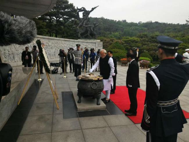 पीएम का विदेश दौरा : साऊथ कोरिया पहुंचे नरेंद्र मोदी, एयरपोर्ट से सीधे नेशनल सिमेट्री गये