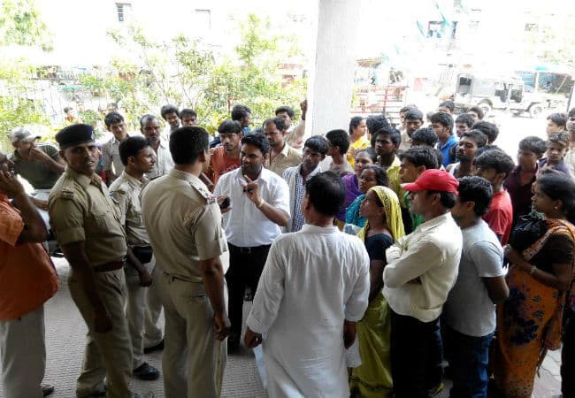 जदयू कार्यकर्ता की पिटाई के विरोध में पत्रकार नगर थाने का घेराव