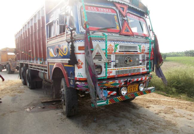 पुलिस जीप-ट्रक में भिड़त, 1 पुलिसकर्मी समेत 2 अन्य की मौत