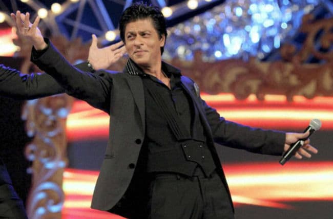 दर्द के बावजूद शाहरुख कर रहे हैं ''रईस'' की शूटिंग, देखें वीडियो