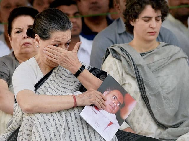 पति राजीव गांधी को श्रद्धांजलि देने पहुंची सोनिया गांधी हुईं भावुक, आंखें नम, देखें तसवीरें