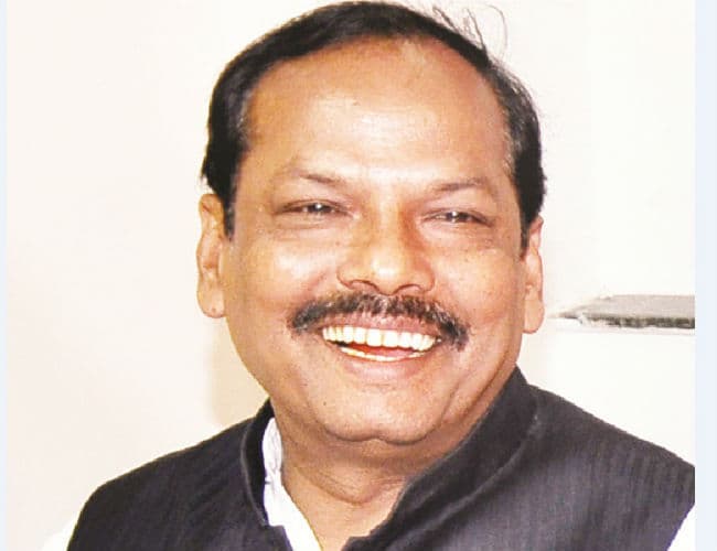 लुईस मरांडी और चंद्रप्रकाश चौधरी ने बिताई गांव में रात