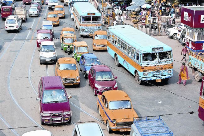 कोलकाता : सड़कों पर शीशे की किरचे हैं