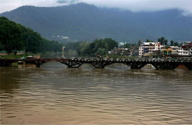 भूकंप के कारण भूस्खलन से नदी में अवरोध, बिहार के पांच जिलों में अलर्ट