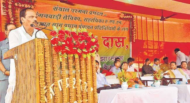 माओवादियों की ईंट से ईंट बजा देंगे : सीएम