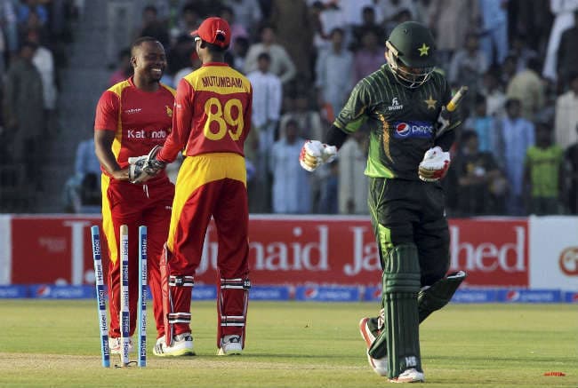 मलिक का शतक, जिंबाब्वे के सामने पाकिस्तान ने 375 रन का पहाड़ सा लक्ष्य रखा