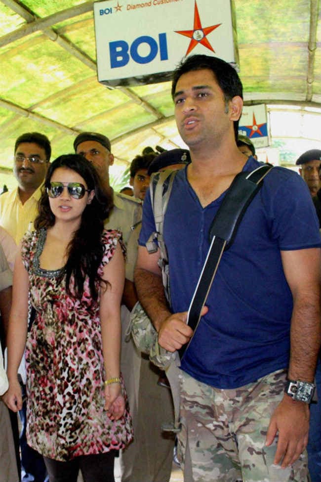 साक्षी धौनी ने गले पर बनवाया माही का टैटू