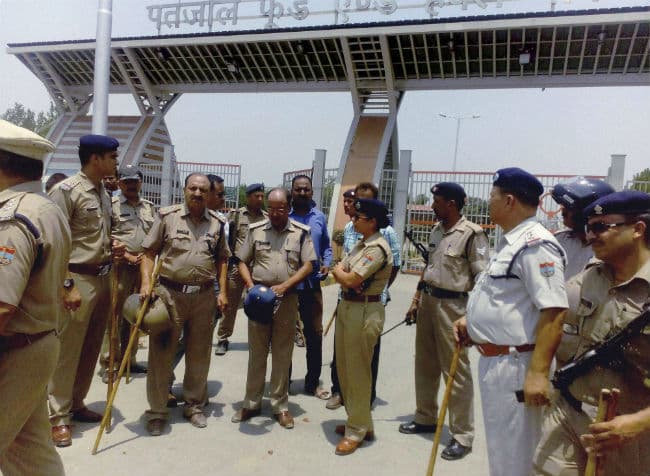 बाबा रामदेव के पतंजलि फूड पार्क में खूनी संघर्ष, एक की मौत, बाबा के भाई हिरासत में