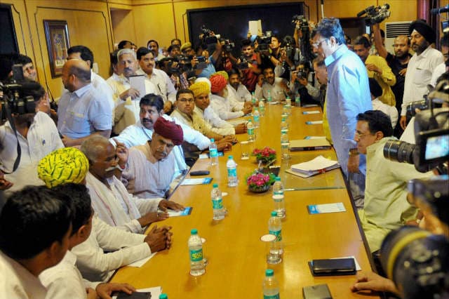 सरकार और गुर्जर आंदोलनकारियों के बीच बातचीत जारी, लेकिन नही खुल पाए रेल -सड़क मार्ग