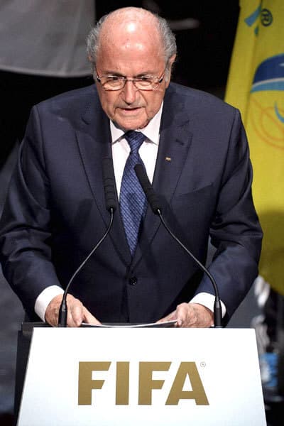 दबाव के बीच चुनाव लड़ने के फैसले पर कायम हैं फीफा प्रमुख सेप ब्लाटर