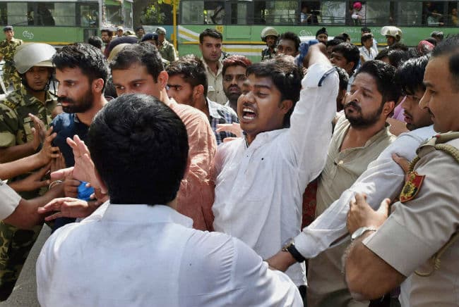 स्‍टूडेंट ग्रुप बैन मामला : एएनयूएसआइ कार्यकर्ताओं ने स्मृति ईरानी के घर के बाहर किया प्रदर्शन