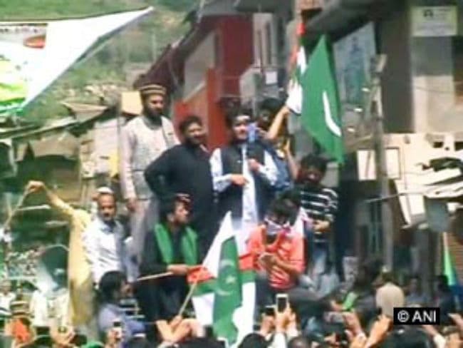 सीएम मुफ्ती के क्षेत्र अनंतनाग में लहराये गये पाक झंडे, शब्बीर शाह सहित दो को पुलिस ने हिरासत में लिया