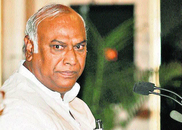 EXCLUSIVE INTERVIEW नरेंद्र मोदी सरकार में सबका नहीं सिर्फ कॉरपोरेट का विकास : मल्लिकार्जुन खडगे