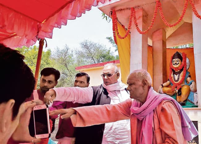 दुस्साहस : झारखंड के स्वास्थ्य मंत्री ने भरी सभा में राजद नेता को मारा चाटा