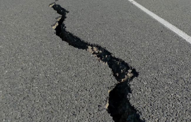 बिहार : सुगौली-फेनहारा में आवाज के साथ फटी धरती, दहशत में भागने लगे लोग