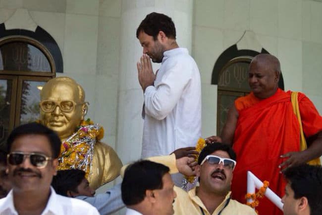 राहुल गांधी ने महू पहुंचकर बाबा साहब अंबेडकर को दी श्रद्धांजलि