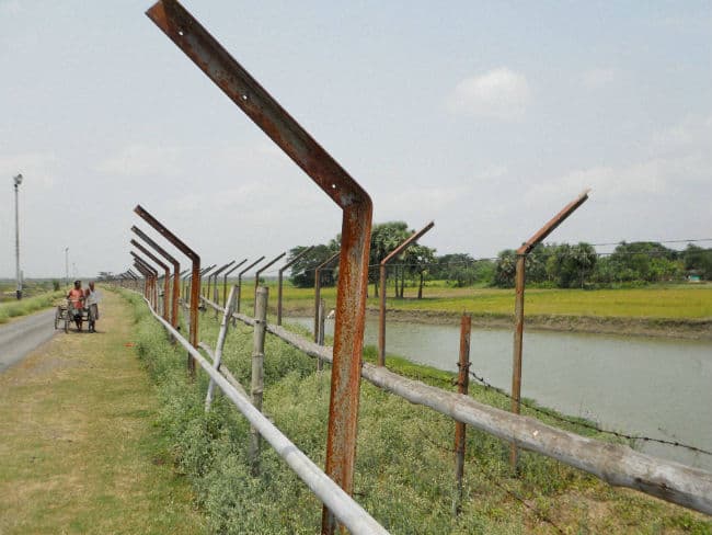 भारत-बांग्लादेश सीमा पर पशु तस्करी रोकने के लिए बीएसएफ ने गड्ढे खोदे