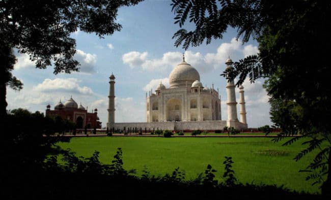 प्रेम के प्रतीक ताजमहल को विश्व के शीर्ष ऐतिहासिक स्थलों में तीसरा स्थान मिला
