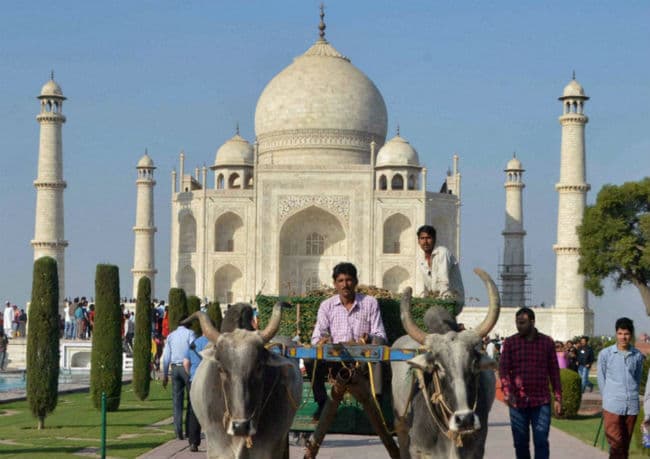 ताजमहल दुनिया के ऐतिहासिक स्थलों में तीसरे पायदान पर