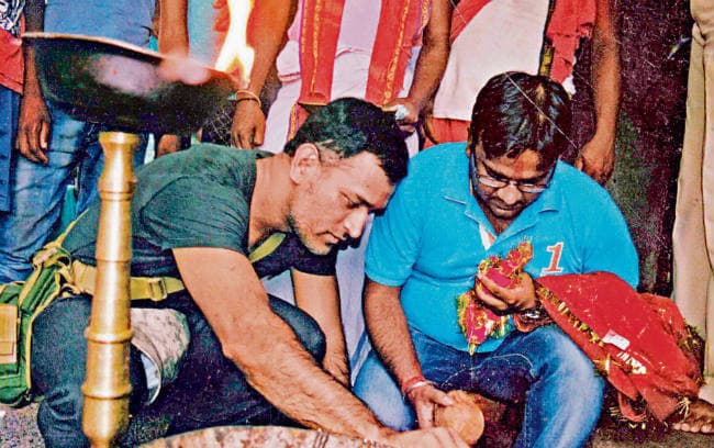 बांग्लादेश दौरे से पहले महेंद्र सिंह धौनी ने लिया दिउड़ी माता का आशीर्वाद