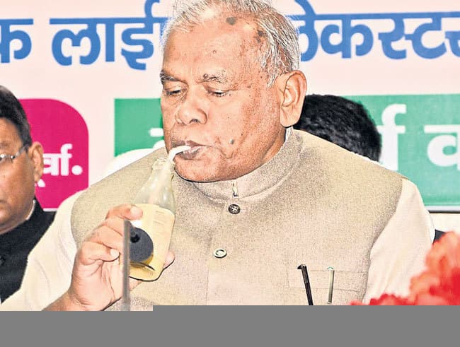 बिहार: चुनाव के माहौल में आम पहले ही बना खास, अब शराब की बोतलों पर बहस जारी