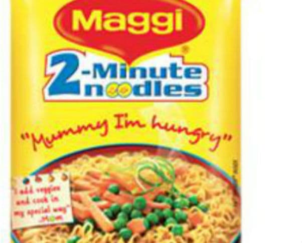 शिव सेना ने मैगी के विरोध में जुलूस निकाला और मैगी के पैकेट जलाये