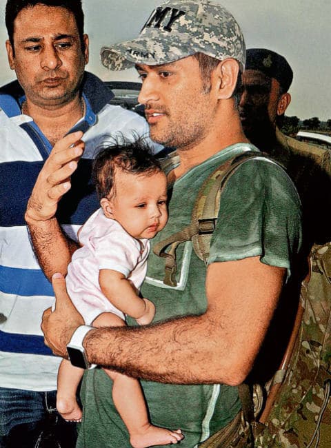 बेटी ZIVA और पत्नी साक्षी संग महेंद्र सिंह धौनी गये मुंबई