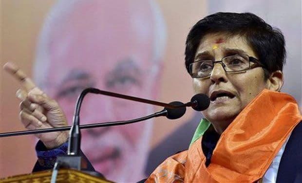 नजीब जंग पर दिये अरविंद केजरीवाल के बयान को किरण बेदी ने बताया संस्था का असम्मान, योगेंद्र ने भी की निंदा