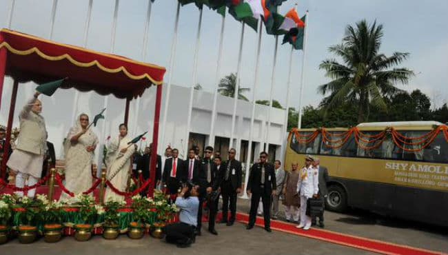 आज से घट जायेगी भारत और बांग्लादेश की दूरी, मोदी, ममता और हसीना ने दिखायी बसों को झंडी