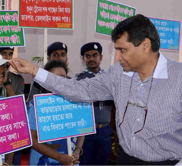 स्टेशनों की स्थिति सुधारने पर केन्द्रित नीति का ऐलान करेगी रेलवे : सुरेश प्रभु