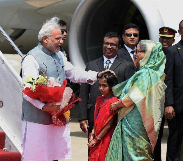 मोदी ने बांग्लादेश को दी दो अरब डॉलर की सहायता, घुसपैठ, जाली नोट व मानव तस्करी रोकने को कहा