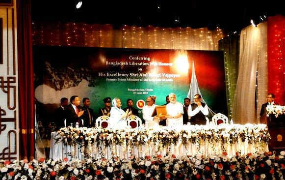 वाजपेयी को बांग्लादेश ने किया सम्मानित, उनकी ओर से पीएम मोदी ने लिया सम्मान