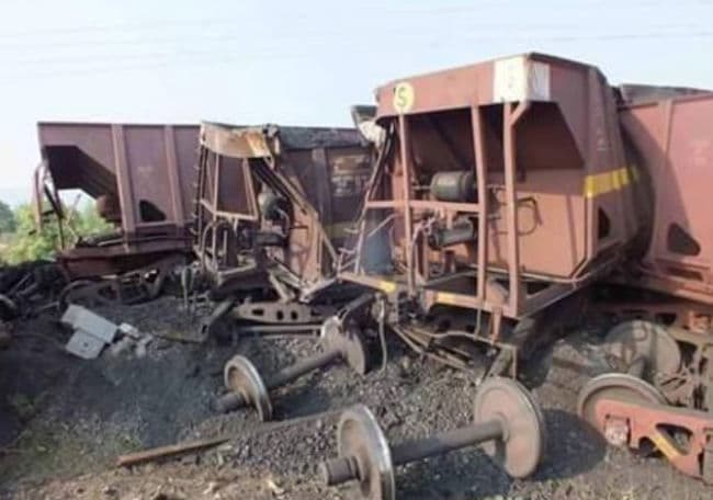 ट्रैक टूटा था, मालगाड़ी बेपटरी, रुकी रेल सेवा